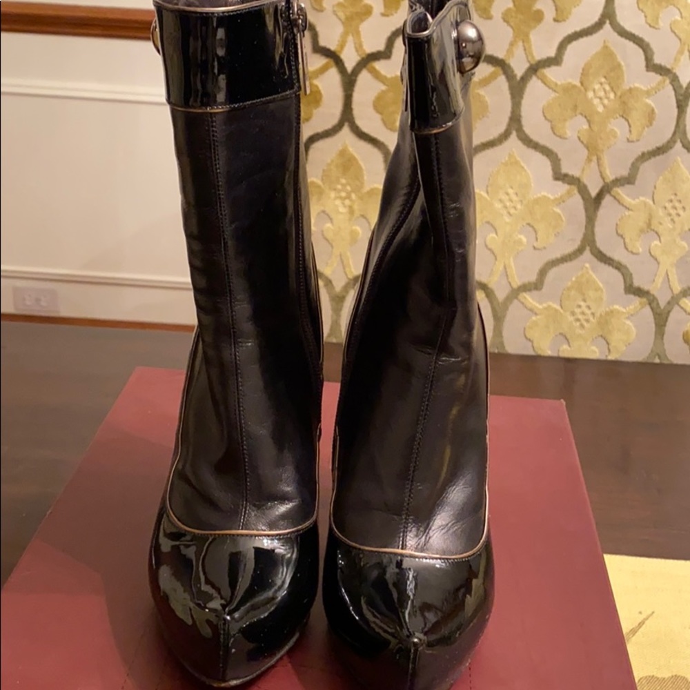 Black leather leather and patent leather boot